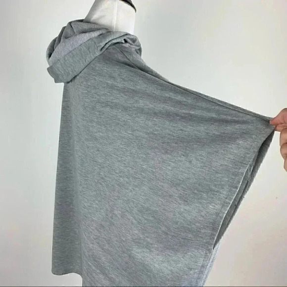 New Steve Madden poncho size one size fits most gray pullover with pockets - Picture 3 of 10